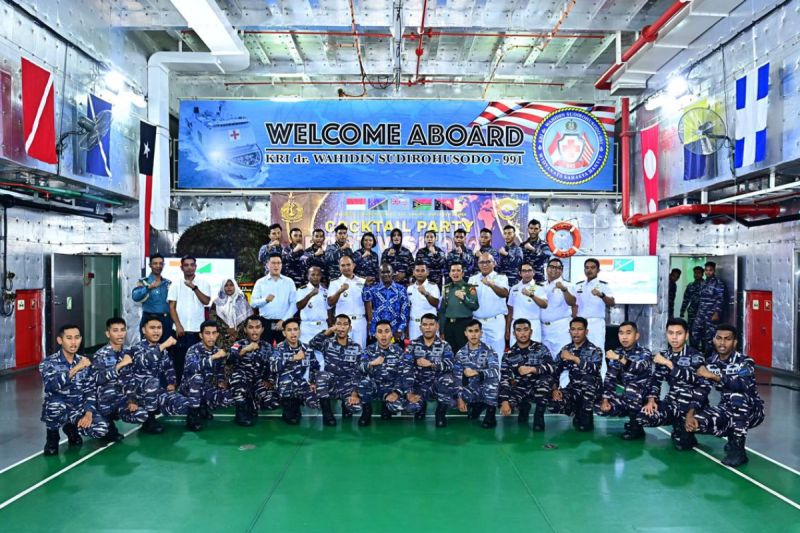 pm-kepulauan-solomon-kunjungi-satgas-port-visit-2024-tni-al