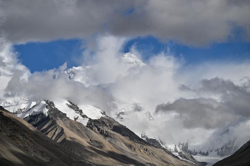 gunung-qomolangma-catat-rekor-jumlah-wisatawan-pada-2024