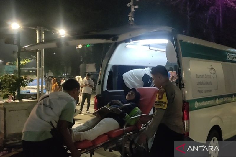 Petugas Dinkes evakuasi wanita yang pingsan pada malam tahun baru di Kota Tua