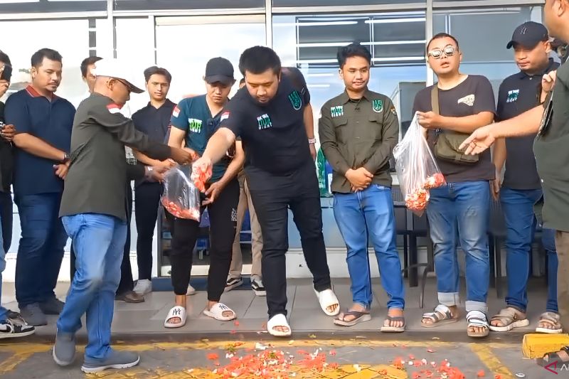 Keluarga korban penembakan tabur bunga di Tol Tangerang-Merak 