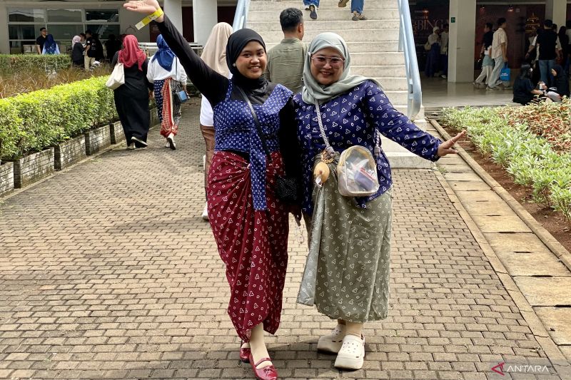 Penggemar padati area konser “Bingah” dengan busana batik