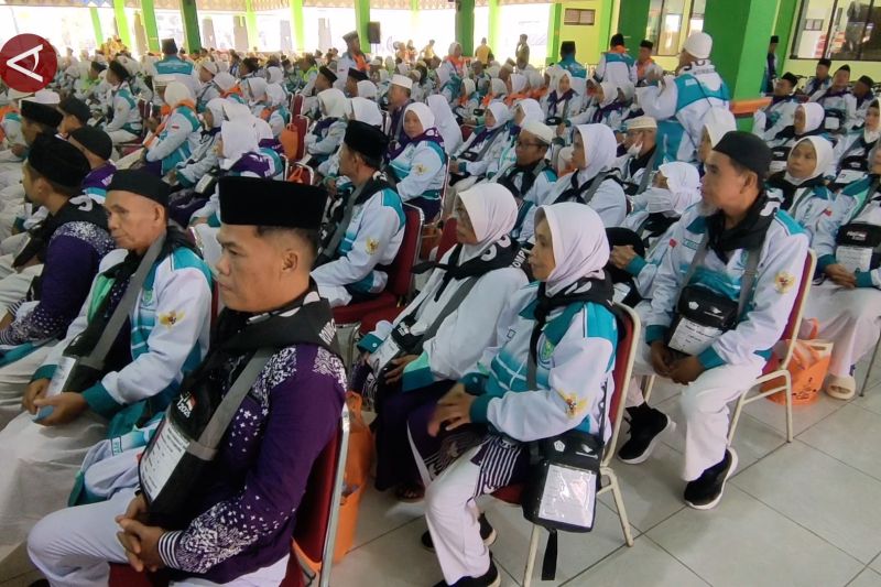 Kloter pertama jamaah calon haji Jateng tiba di Asrama Haji Donohudan – ANTARA News