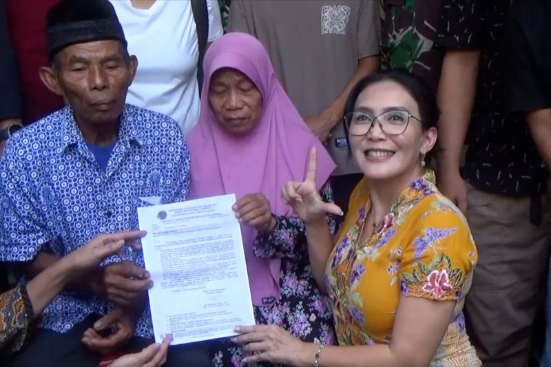 Anggota DPR RI sambangi Mbah Tupon, beri dukungan korban mafia tanah – ANTARA News