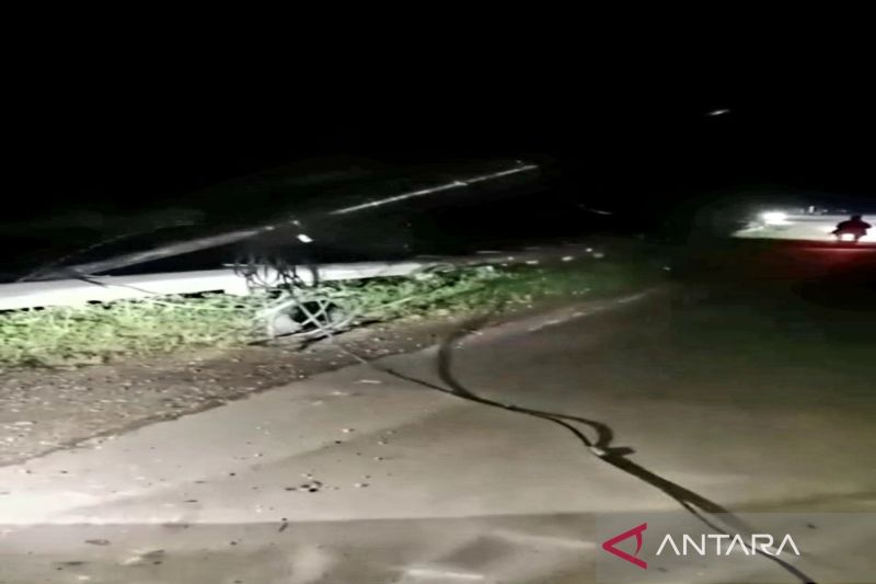 Gempa Pohuwato sebabkan tiang Telkom di pesisir Gorontalo Utara roboh