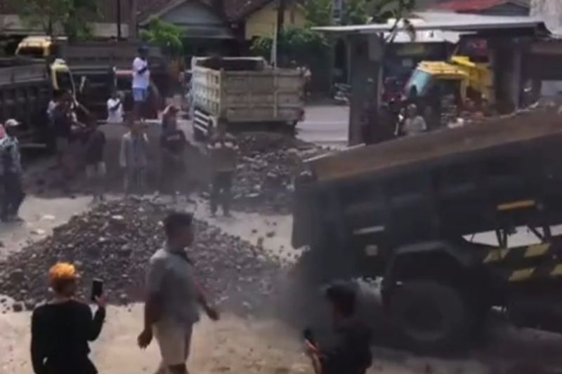 Polisi ingatkan sopir tidak blokir jalan negara di Lombok Timur