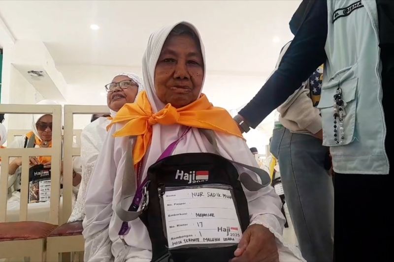 nabung-sejak-1996,-nenek-penyapu-jalan-di-ternate-bisa-naik-haji-–-antara-news