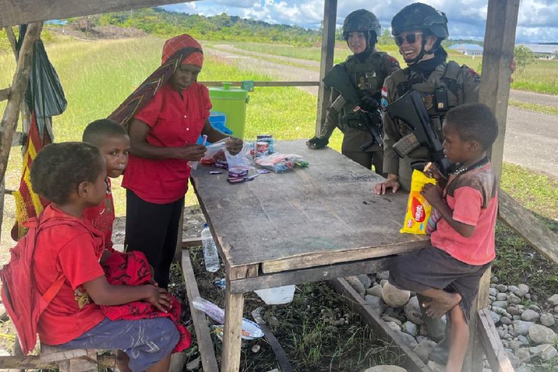 Satgas Damai Cartenz berpatroli dialogis menyapa anak-anak di Kenyam