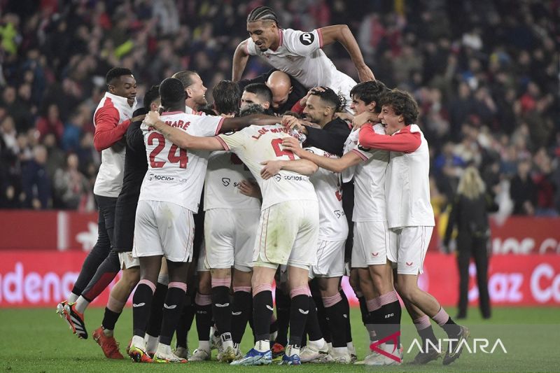 Pemain Sevilla menginap di tempat latihan setelah diadang suporter