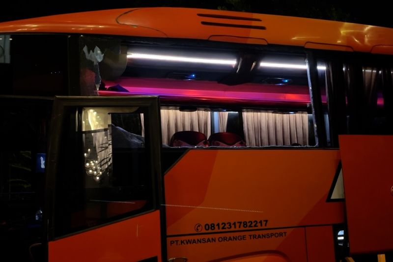 bus-persik-kediri-dilempar-batu-di-kanjuruhan,-pelatih-terluka-–-antara-news