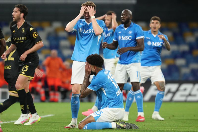 diimbangi-genoa-2-2,-napoli-gagal-perlebar-jarak-dengan-inter-milan