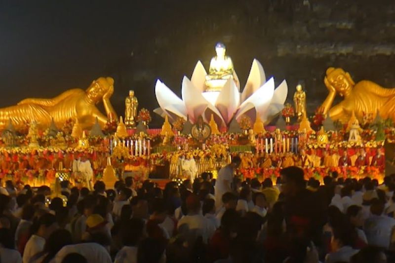 Gong Waisak bergema di Borobudur, ribuan umat doakan perdamaian dunia – ANTARA News