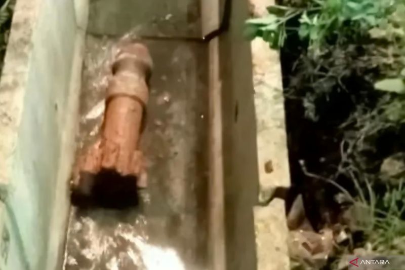 Petugas penggali temukan benda menyerupai mortir di Bekasi