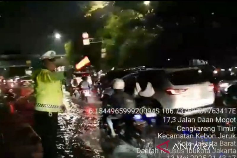 Genangan di Jalan Daan Mogot imbas hujan deras berangsur surut
