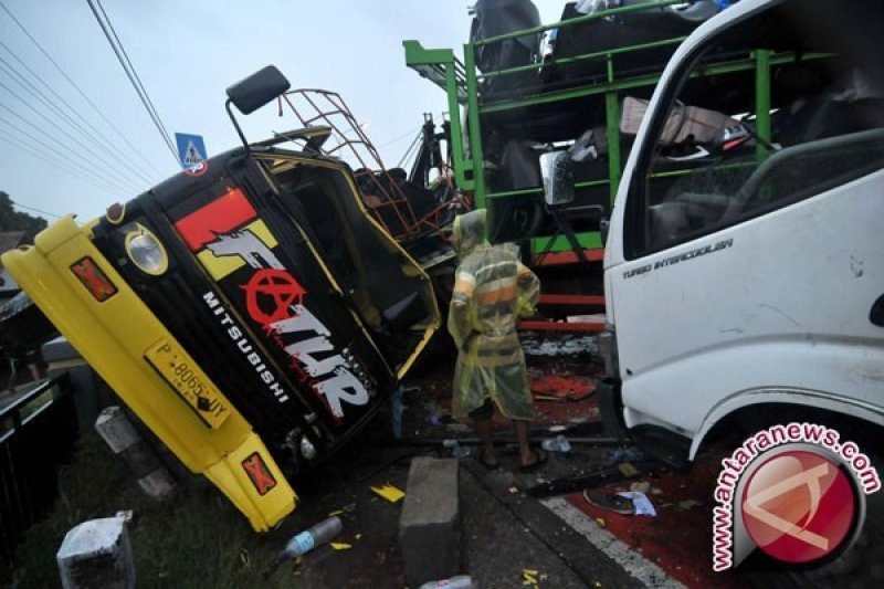 Truk tangki BBM tabrak tiga bangunan ruko di Cakung Jakarta Timur