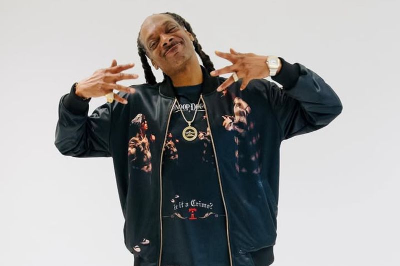 Rapper Snoop Dogg rilis album baru “Iz It a Crime?”