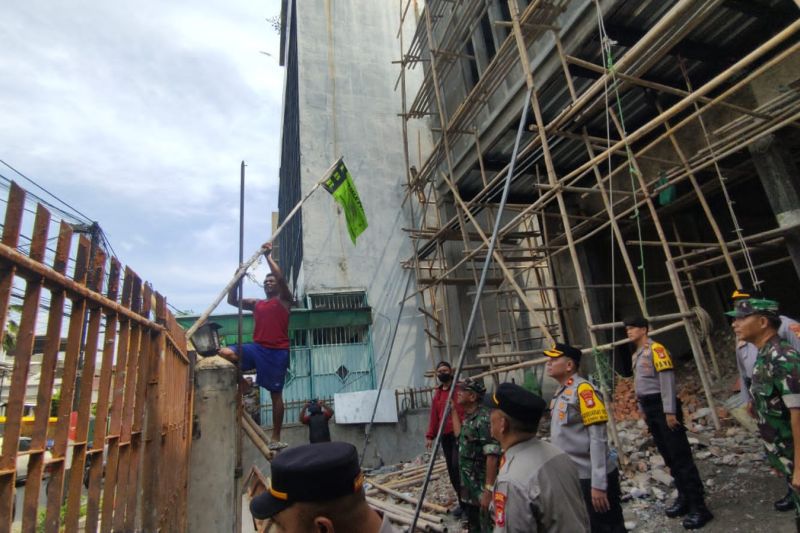 Petugas gabungan kembali copot atribut ormas di Tambora Jakbar