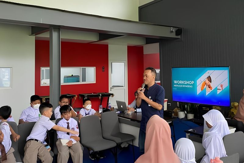 Indra Defandra, hobi baca buku antar keliling dunia