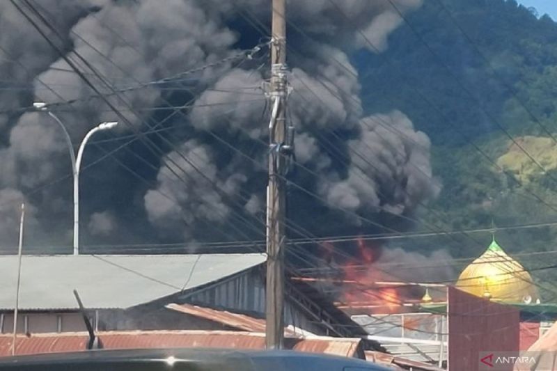 Pabrik karet di Kota Padang kebakaran Minggu siang