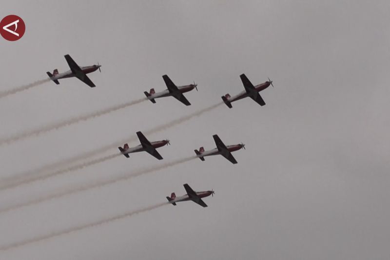 Atraksi Jupiter Aerobatic Team TNI AU pukau ribuan warga Kota Medan – ANTARA News