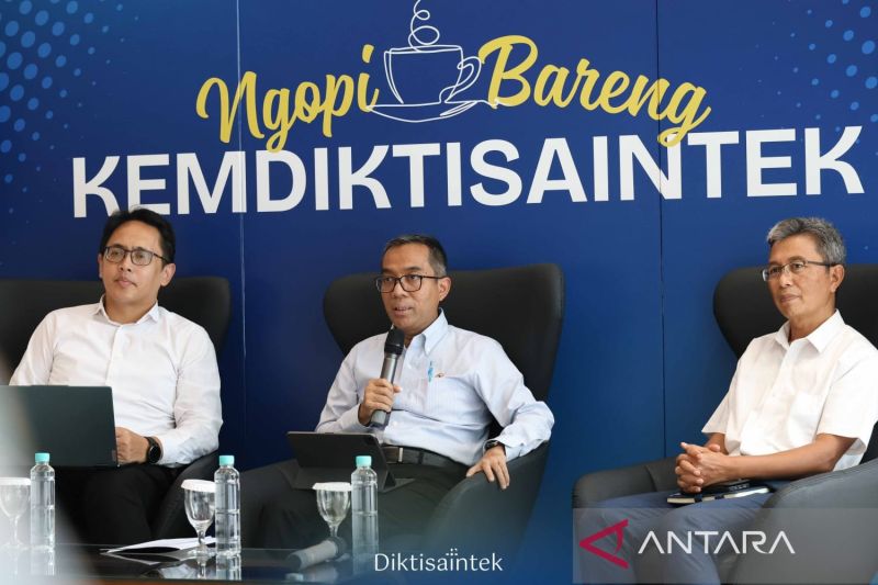mendiktisaintek-akan-bantu-mahasiswa-harvard-terancam-dipulangkan