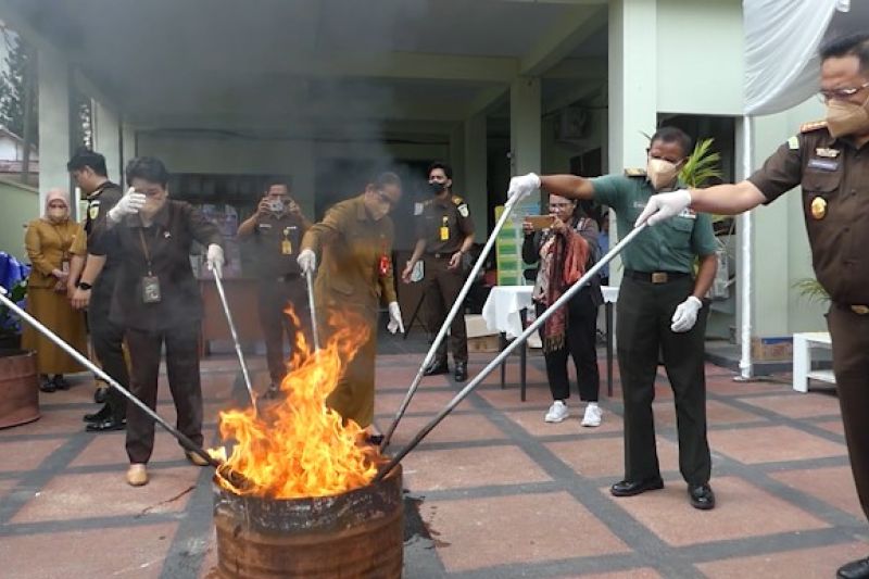 kejari-ambon-musnahkan-barang-bukti,-kasus-narkotika-mendominasi-–-antara-news
