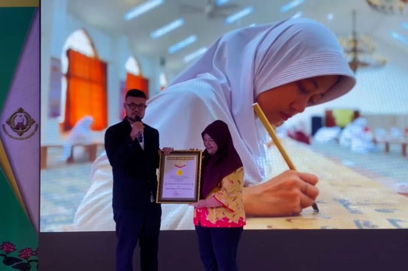 manuskrip-al-quran-terpanjang-di-bogor-tembus-rekor-muri-–-antara-news