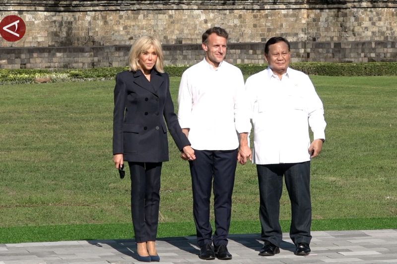 presiden-macron-takjub-dengan-kemegahan-candi-borobudur-–-antara-news