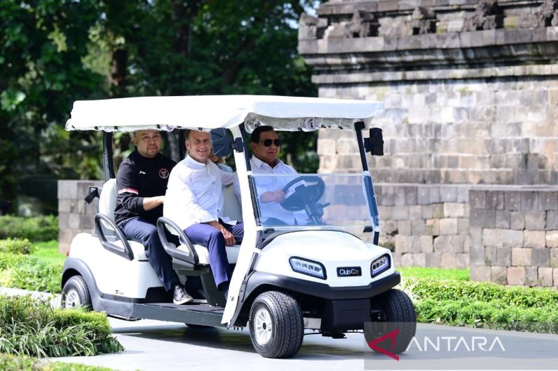 Seskab Teddy sebut Prabowo ceritakan sejarah Borobudur kepada Macron