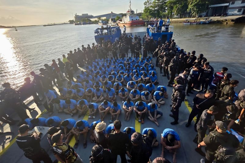 Ditjenpas pindahkan 100 napi risiko tinggi ke Nusakambangan