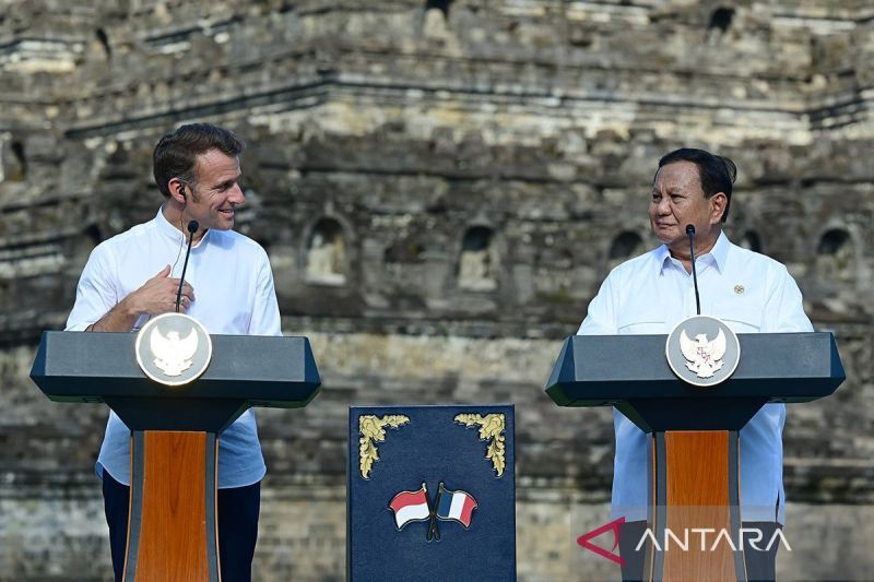 Politik, dari minuman saat jamu Macron hingga kerja sama pendidikan