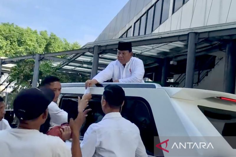 Presiden bagi-bagi amplop THR ke pedagang depan Istiqlal