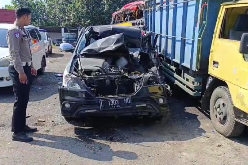 Kemarin, tiga orang tewas kecelakaan tol hingga Ridwan Kamil segera diperiksa
