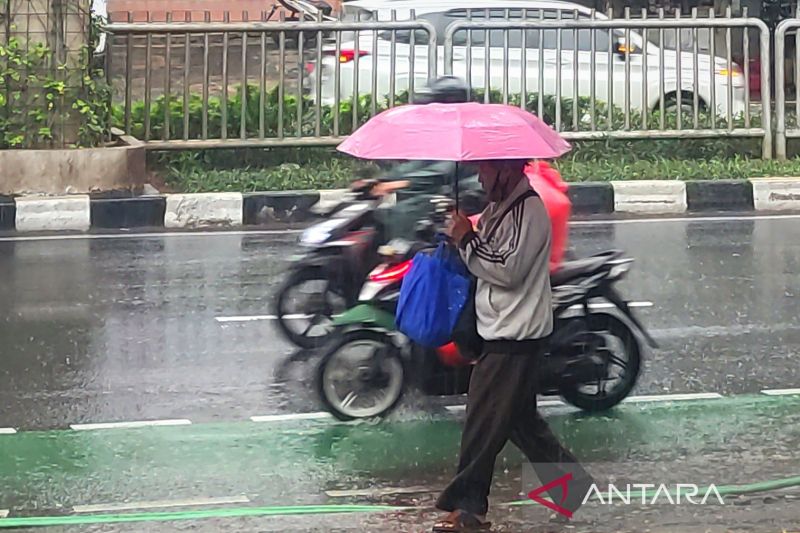 Senin, BMKG prakirakan mayoritas kota besar di Indonesia diguyur hujan