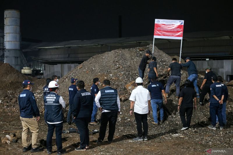 KLH segel dua pabrik besi di Serang dengan dugaan pencemaran