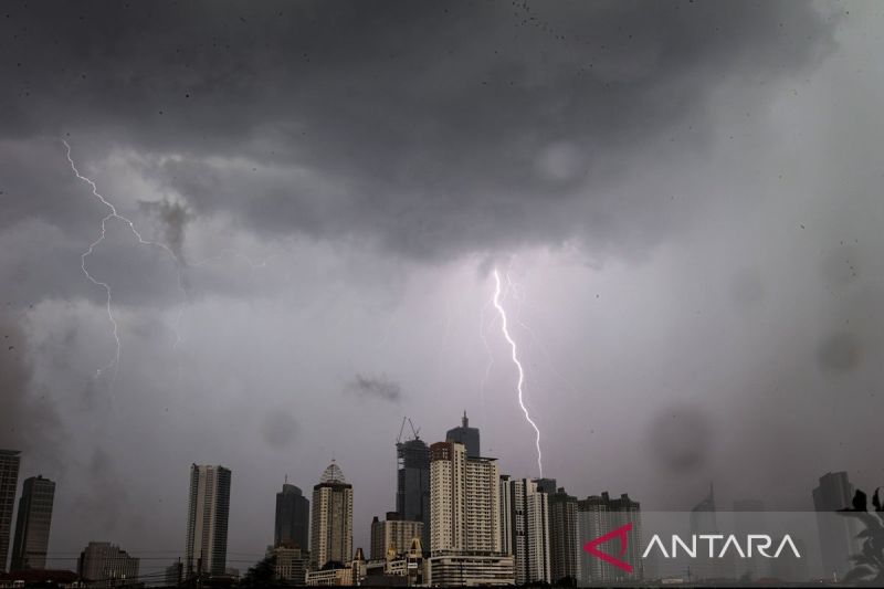 BMKG prakirakan seluruh Jakarta hujan ringan pada Senin malam