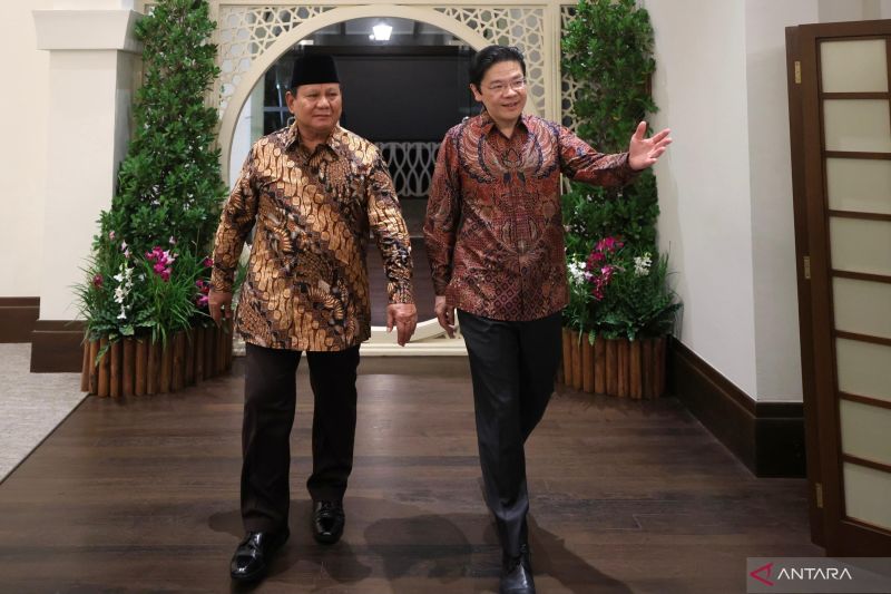Kompak berbatik, Presiden Prabowo dijamu PM Wong dalam private dinner