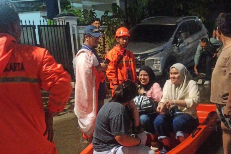 DKI kemarin, jutaan kendaraan belum bayar pajak hingga ancaman rob