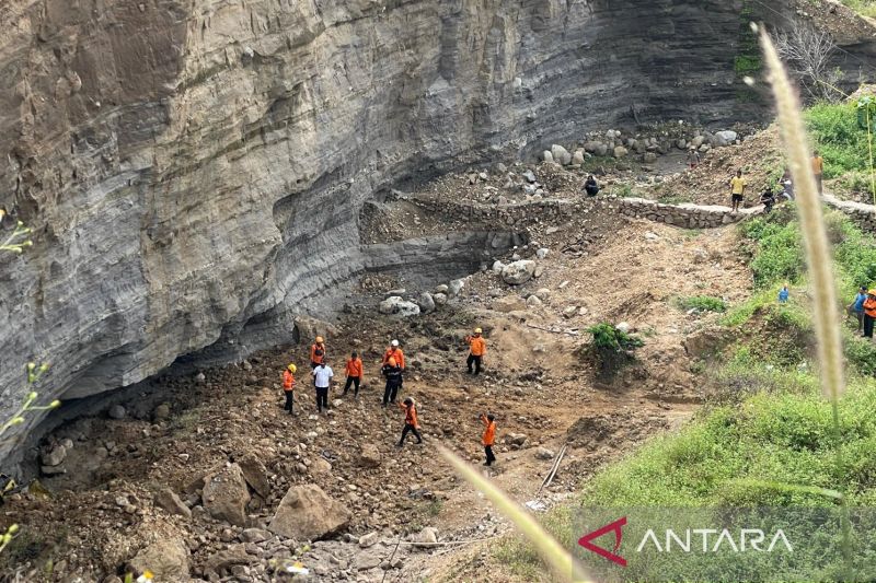 Dua penambang tertimbun longsor galian C ilegal di Argasunya Cirebon