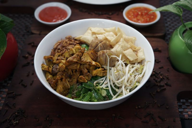 Perbedaan bakmi dan mie ayam: Asal-usul, bahan, dan penyajiannya
