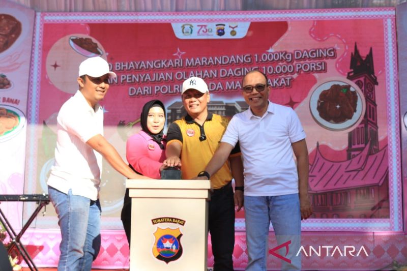 Polda Sumbar pecahkan rekor MURI pembuat randang terbanyak