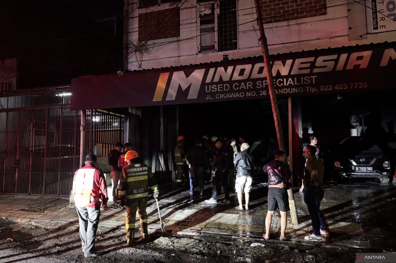 Kebakaran melanda sebuah “showroom” mobil di Kota Bandung