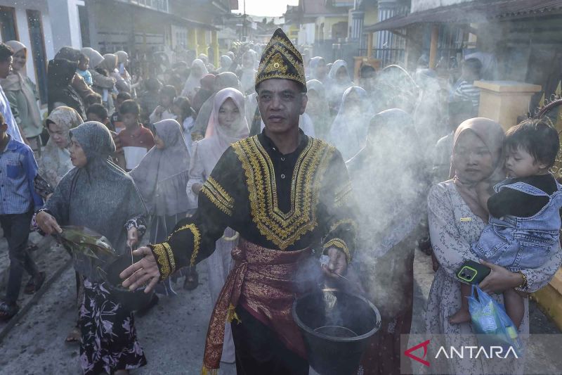 Ratusan warga Kerinci gelar tradisi Mengasap Negeri untuk tolak bala