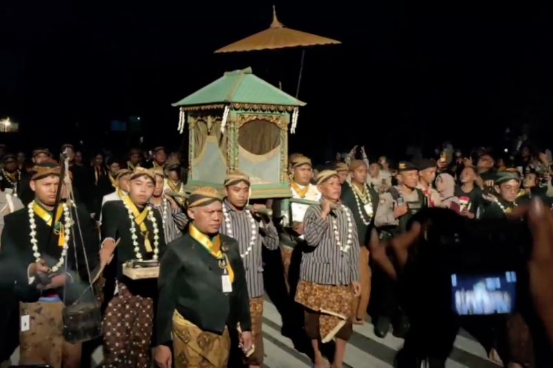 Kirab pusaka, tradisi Mangkunegaran sambut Malam Satu Suro – ANTARA News