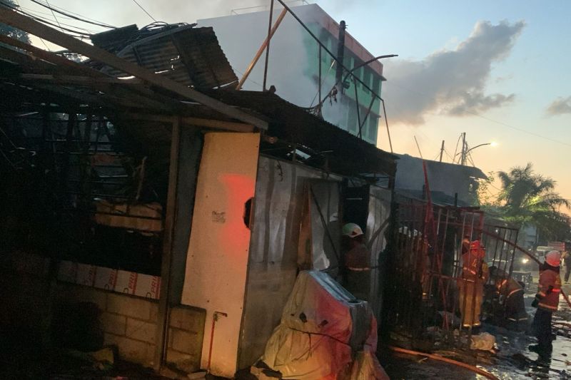 Gulkarmat kerahkan 60 personel padamkan kios terbakar di Tanjung Priok