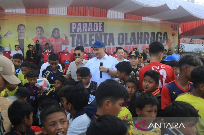 Menpora “diserbu” anak muda saat beri bantuan bola di Dharmasraya 