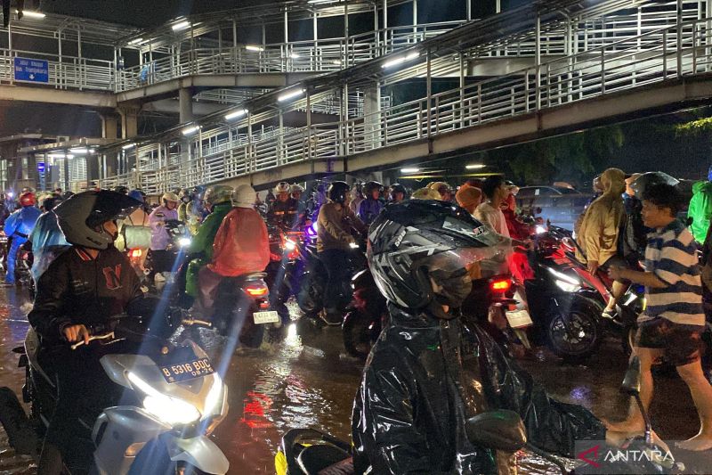 Hindari banjir, Pengendara berbondong lawan arah di Daan Mogot Jakbar