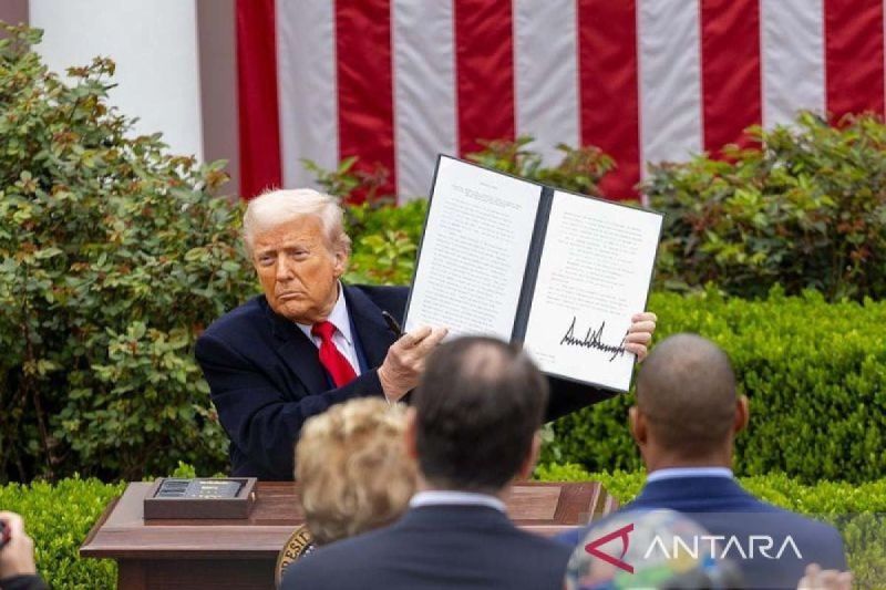 Kemarin, pengenaan tarif Trump 32 persen hingga Perum setor dividen