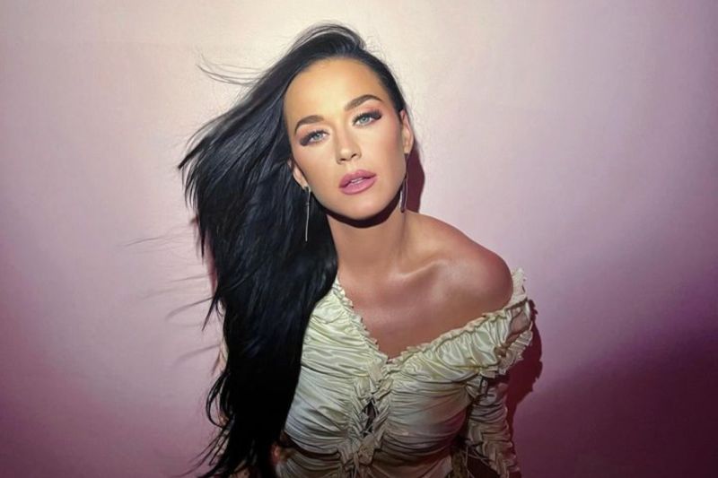 katy-perry-hampir-jatuh-dari-alat-peraga-terbang-di-tur-“lifetime”