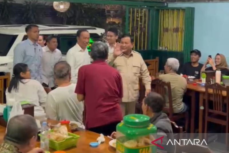 Prabowo, Jokowi, Gibran semeja makan bakmi jawa di Solo