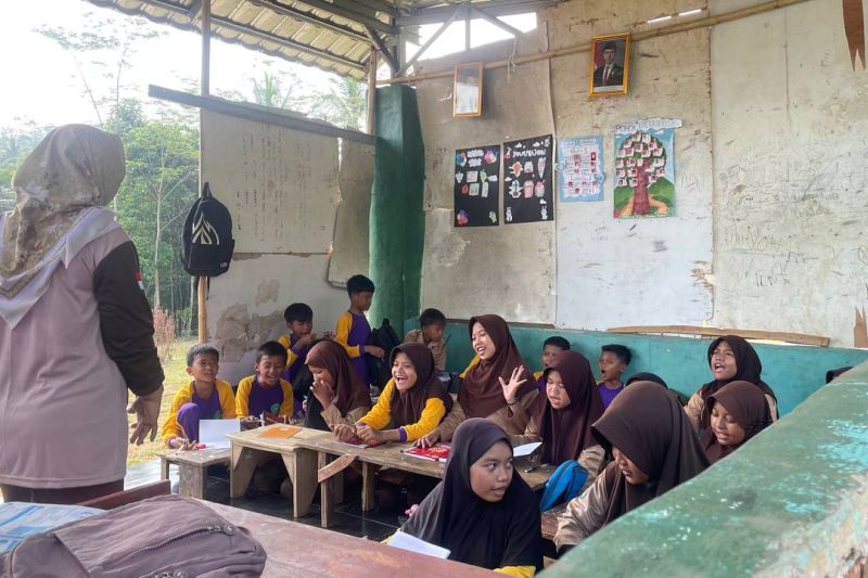 Siswa MI di pelosok Lebak terpaksa belajar di gubuk 